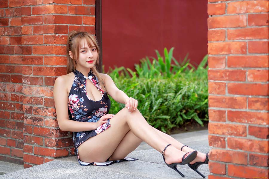 Girls in short dresses in Puyang