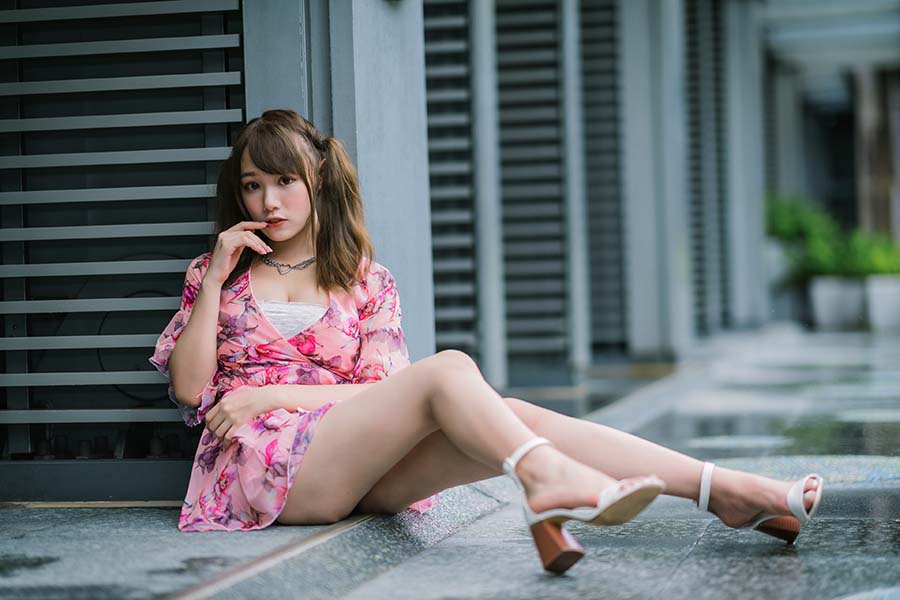 Girls in short dresses in Puyang