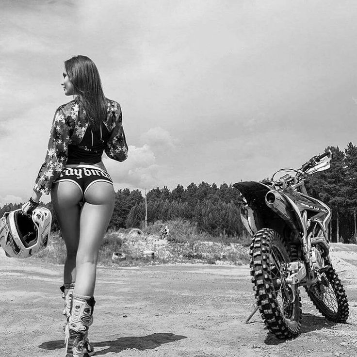 Beautiful girls and motorcycles in Puyang