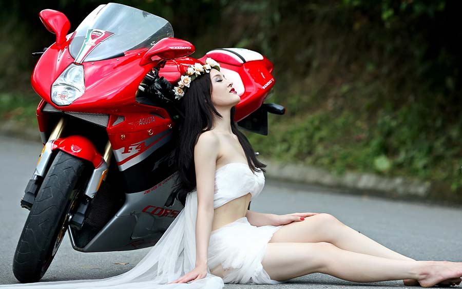 Beautiful girls and motorcycles in Puyang