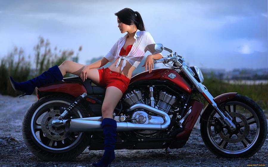 Beautiful girls and motorcycles in Puyang
