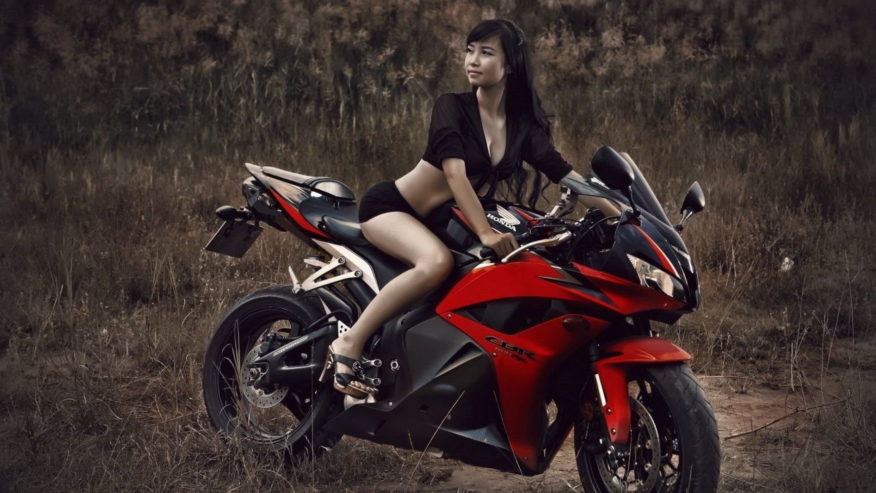Fitness girls and bikes in Puyang