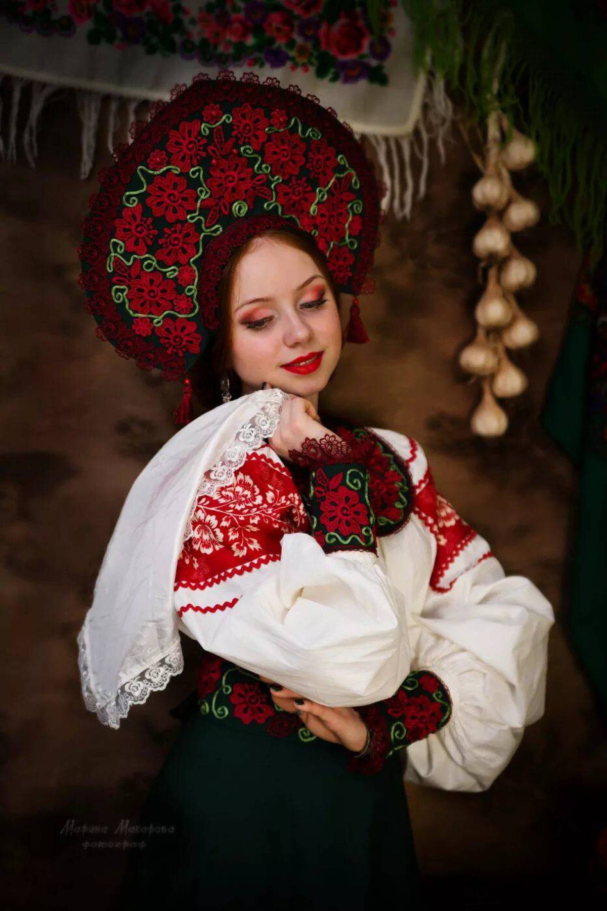 Women in Slavic costumes underwear in Puyang