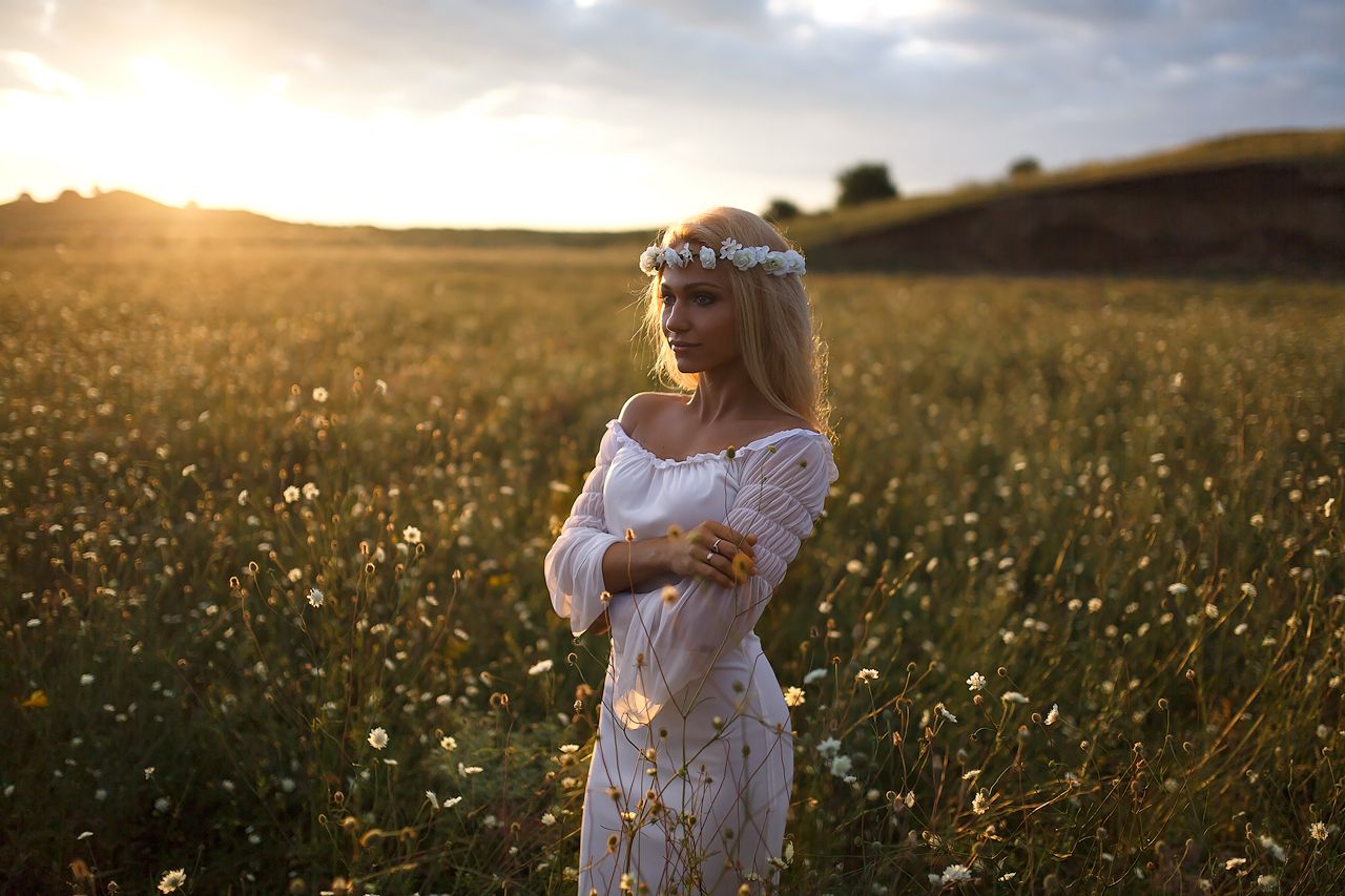 Girls in Slavic costumes in Puyang